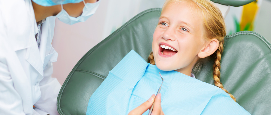 摄图网_300244658_wx_牙齿检查可爱的微笑女孩坐扶手椅上看牙医（企业商用）.jpg