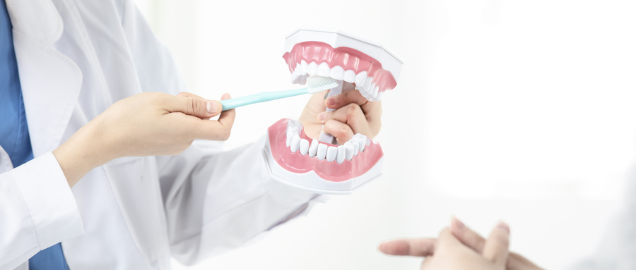 假牙应该怎样护理？